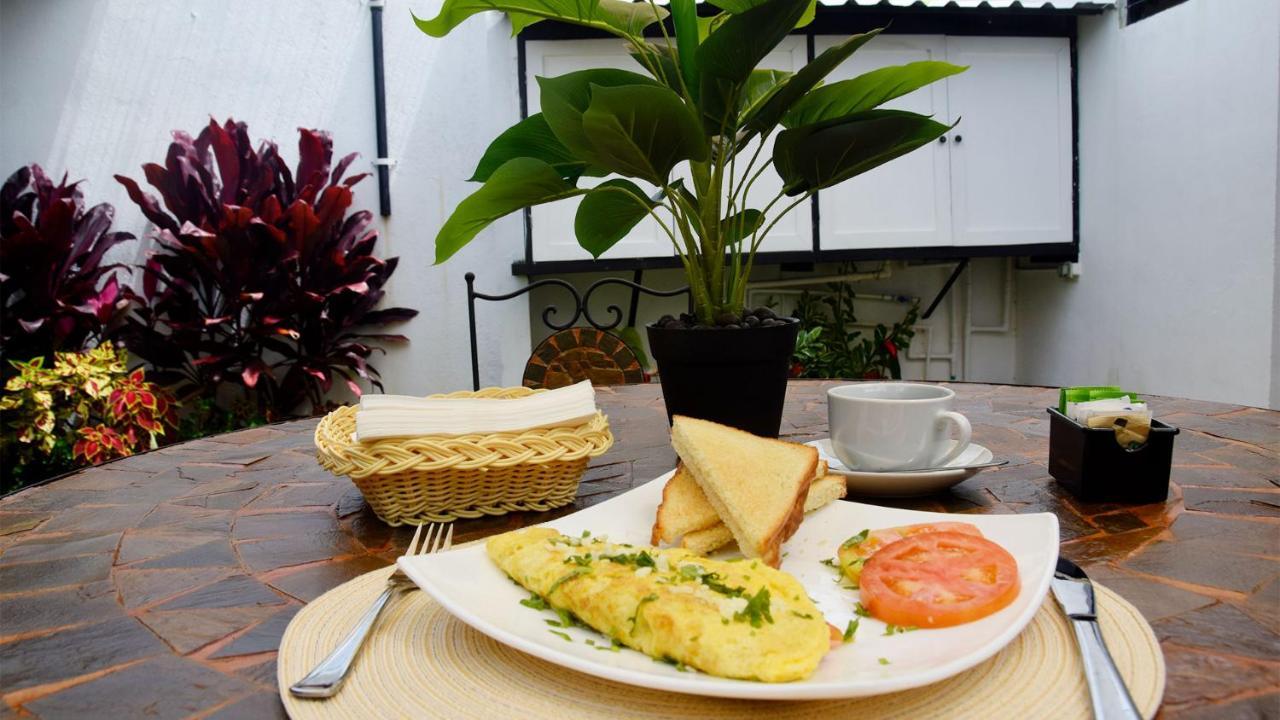 Trebol Amarillo Bed & Breakfast Escazú エクステリア 写真