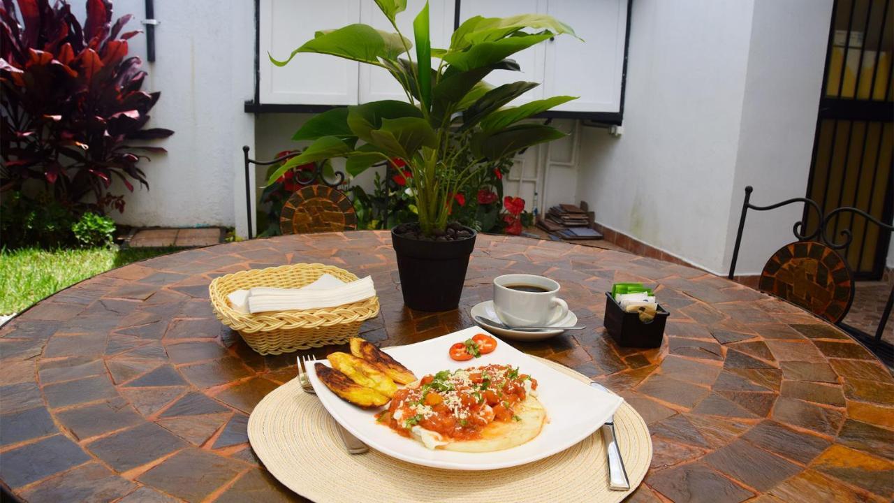 Trebol Amarillo Bed & Breakfast Escazú エクステリア 写真