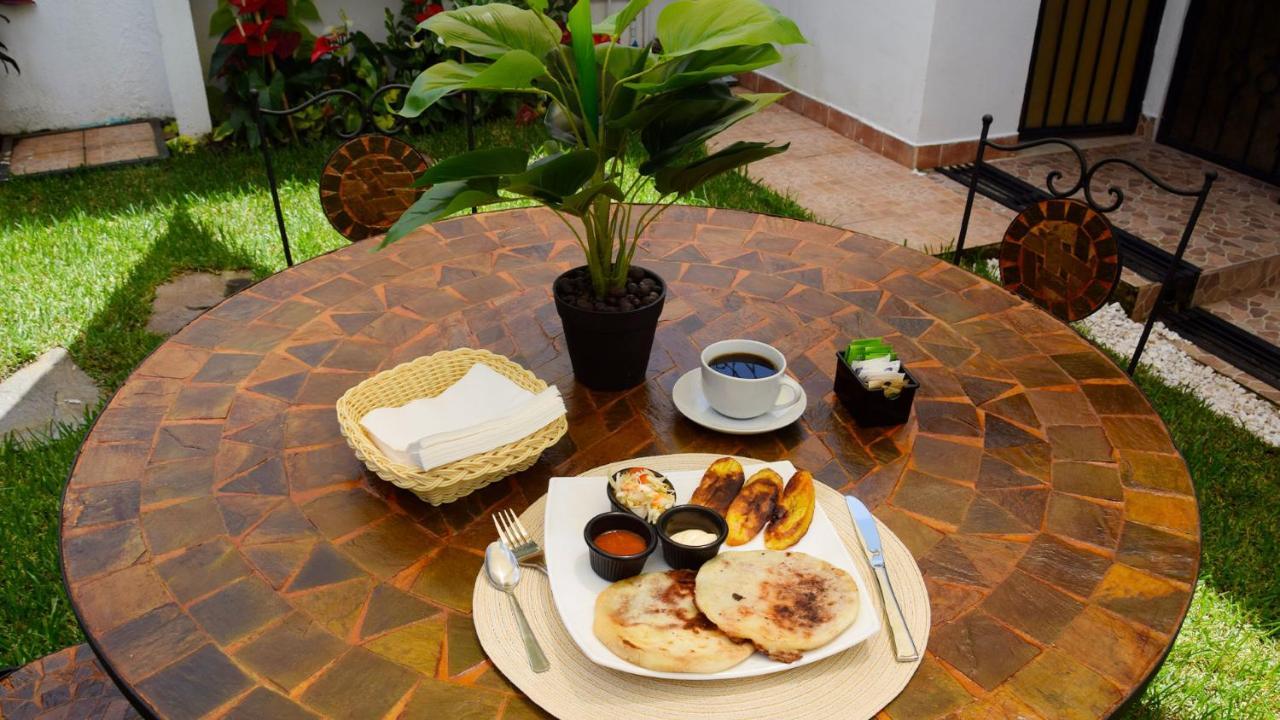 Trebol Amarillo Bed & Breakfast Escazú エクステリア 写真